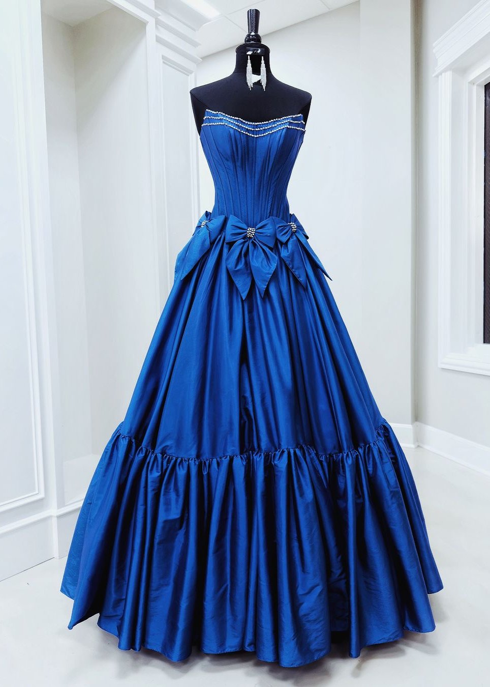A-Line Black Scoop Neck Satin Long Prom Dresses with Bow Knots